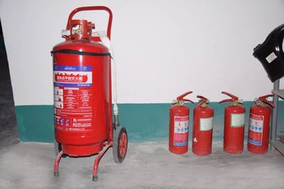 【金正物業(yè)】檢修社區(qū)配電設備保冬季用電正常